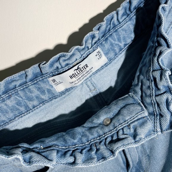 Hollister | CURVY HIGH-RISE MOM JEANS - Picture 3 of 3